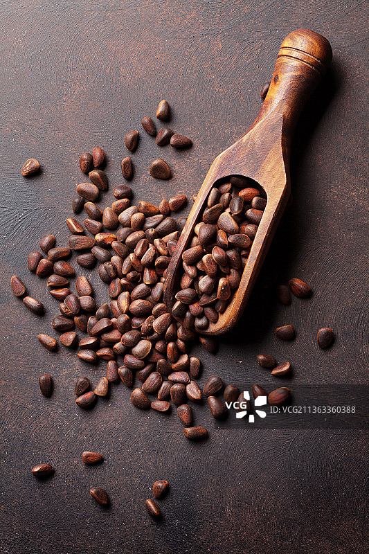 石桌上的松子和咖啡豆（高角度拍摄）图片素材