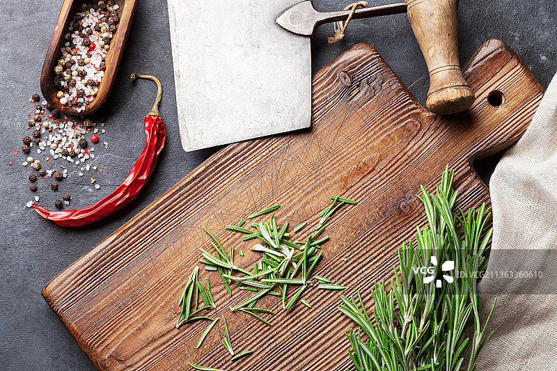 香草和香料，桌子上配料的俯视图图片素材