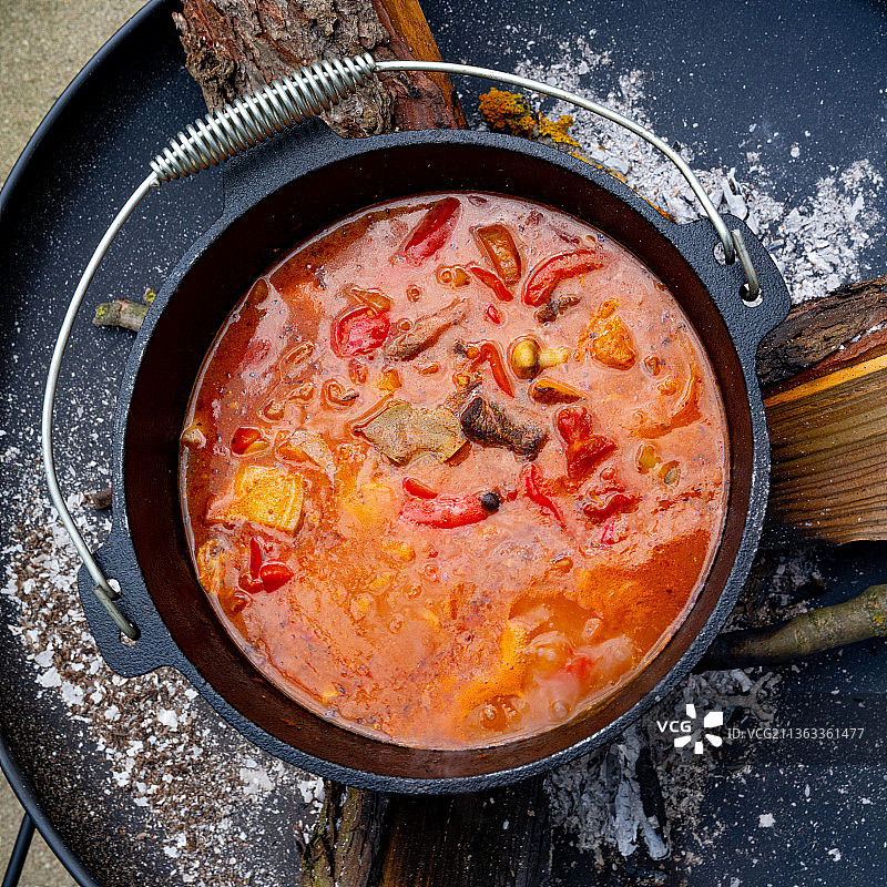 明火烹制水壶炖肉图片素材