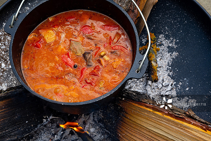 明火烹制水壶炖肉图片素材