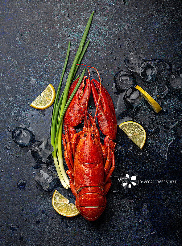 龙虾柠檬冰块蓝色石背景图片素材
