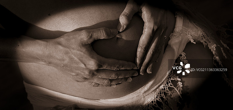 孕妇在腹部做心形的身体中部镜头图片素材