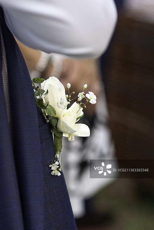 带白色花的夹克，新娘捧花半身照图片素材