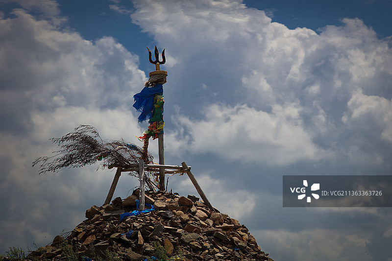 蓝天下的敖包图片素材