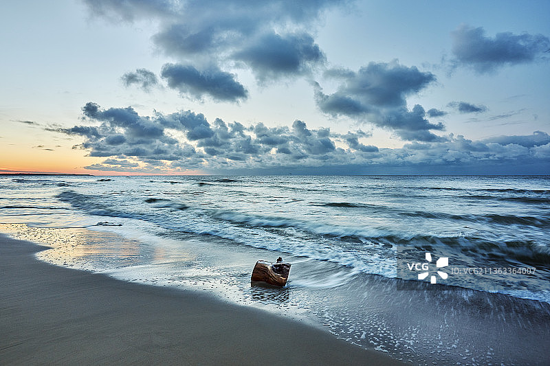 波兰日落时分的海景图片素材