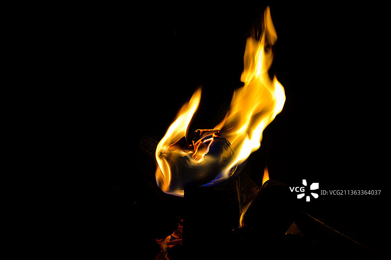 篝火特写，黑色背景图片素材