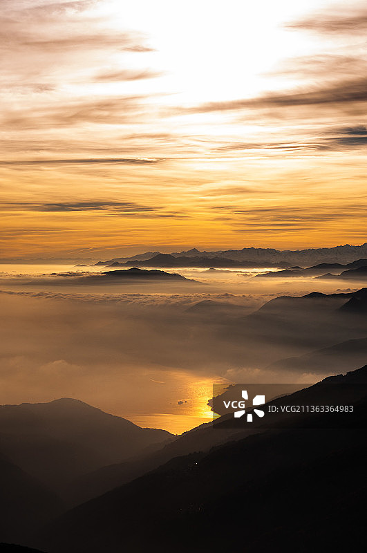 马焦雷湖和博罗梅奥群岛日落时分山脉剪影的景色图片素材