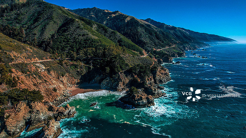 美国太平洋海岸，朱莉娅·菲弗·伯恩斯州立公园的海景和山景，晴朗的蓝天图片素材