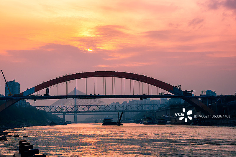 四川宜宾市翠屏区合江门三江汇合改造施工中的南门大桥黄昏夕阳暖色调日落水面倒影中坝大桥图片素材