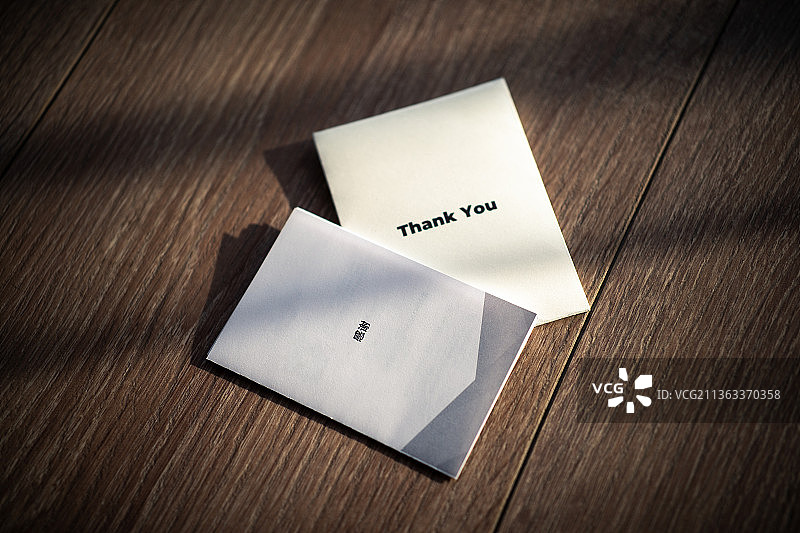 印有中英文感谢字样的小册子图片素材