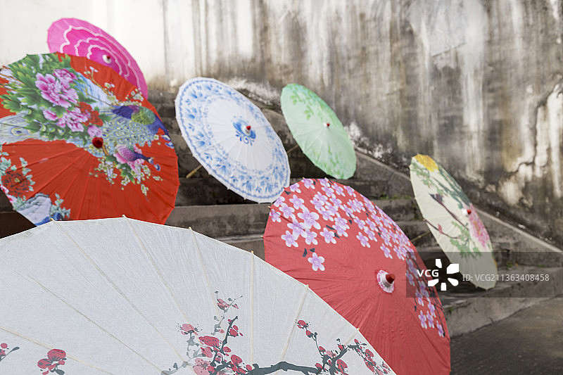 放在地上的中国传统工艺手绘油纸伞图片素材