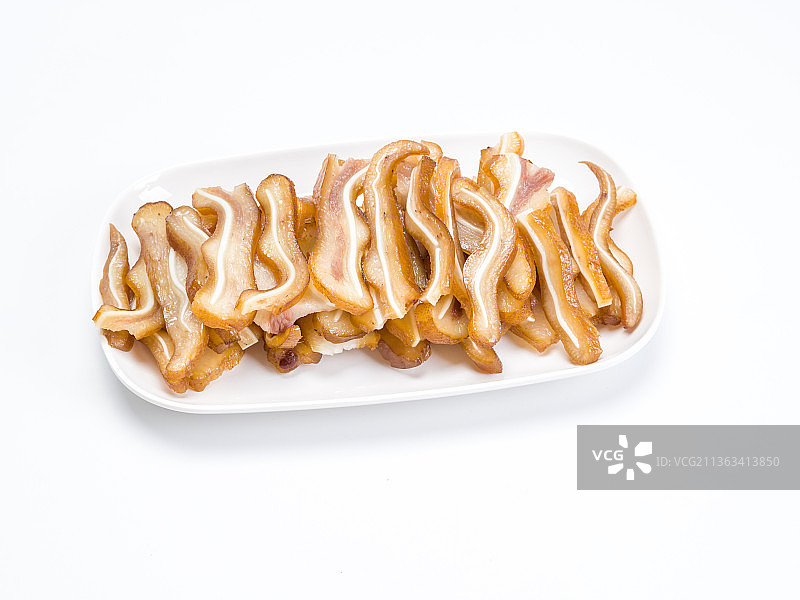白背景上切片的新鲜猪耳尖烹饪食材图片素材