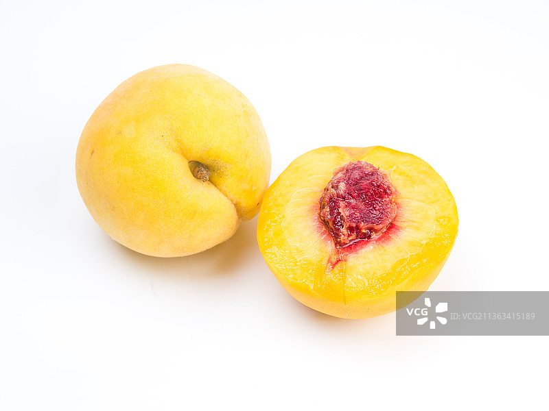 白背景的新鲜炎陵黄桃图片素材