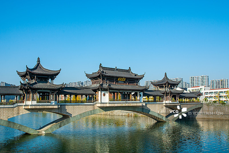 杭州临安城市建筑风光  临安苕溪银月廊桥 临安市区风雨桥风景图片素材