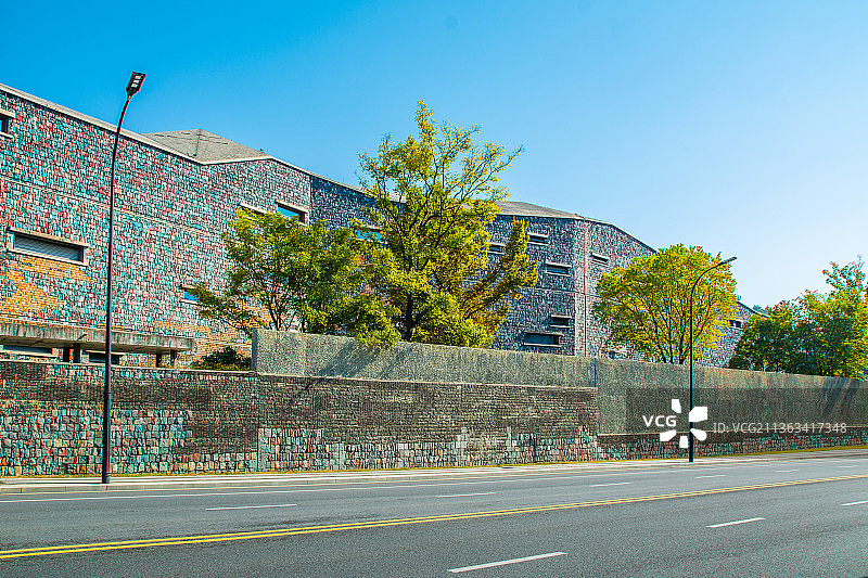 临安博物馆 杭州临安地标建筑  市区道路公路素材 汽车背景图图片素材