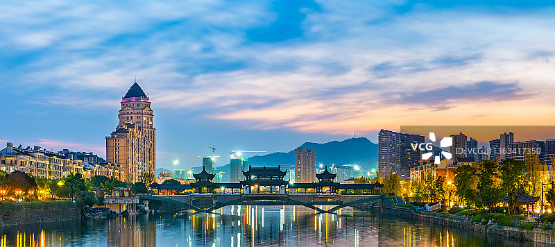 杭州临安城市建筑风光  临安夜景风光 临安市区夜晚风景 银月廊桥夜景图片素材