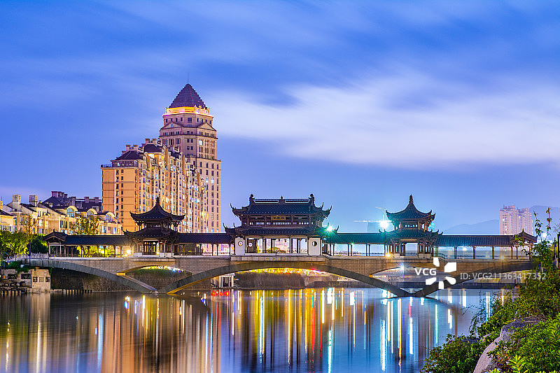 杭州临安城市建筑风光  临安夜景风光  南苕溪地标银月廊桥夜景风光图片素材