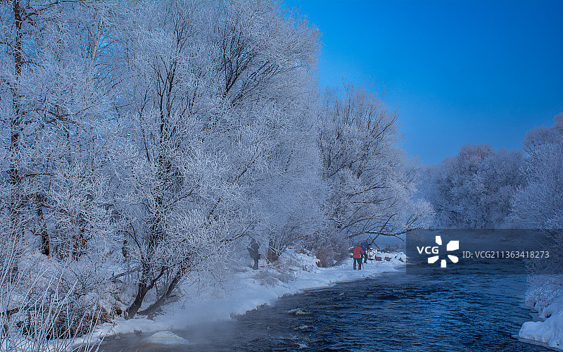 冰天雪地中的摄影师图片素材