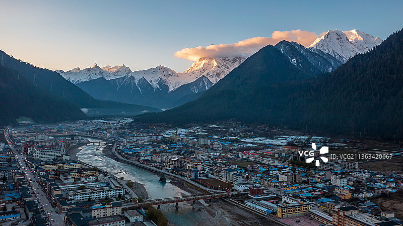 雪山下的波密县城图片素材