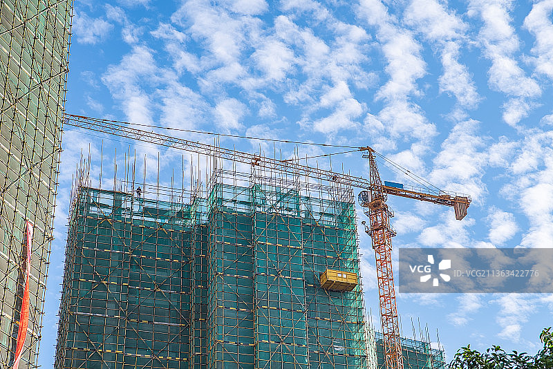 楼盘建筑工地和塔吊图片素材