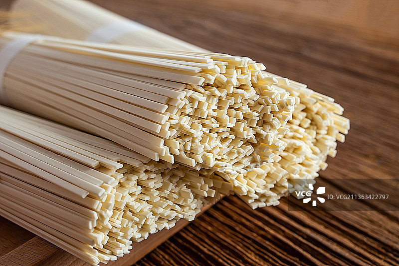 木桌面上的白面条和小麦穗图片素材