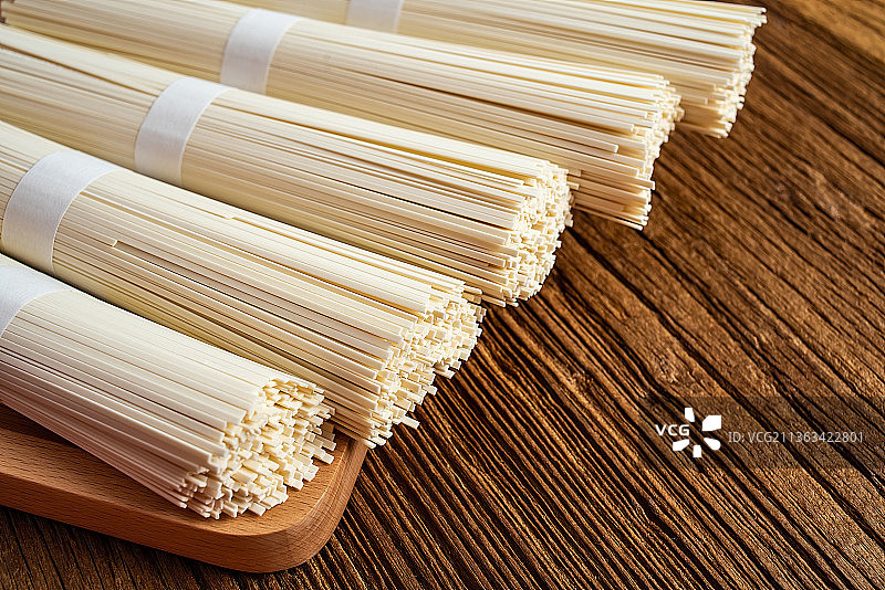 木桌面上的白面条和小麦穗图片素材