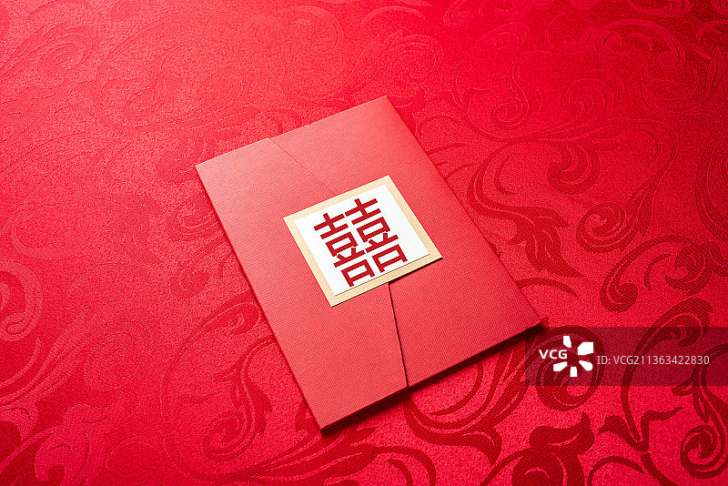红色背景上的喜事请柬图片素材