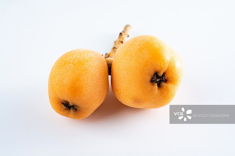 白背景上的新鲜枇杷果图片素材