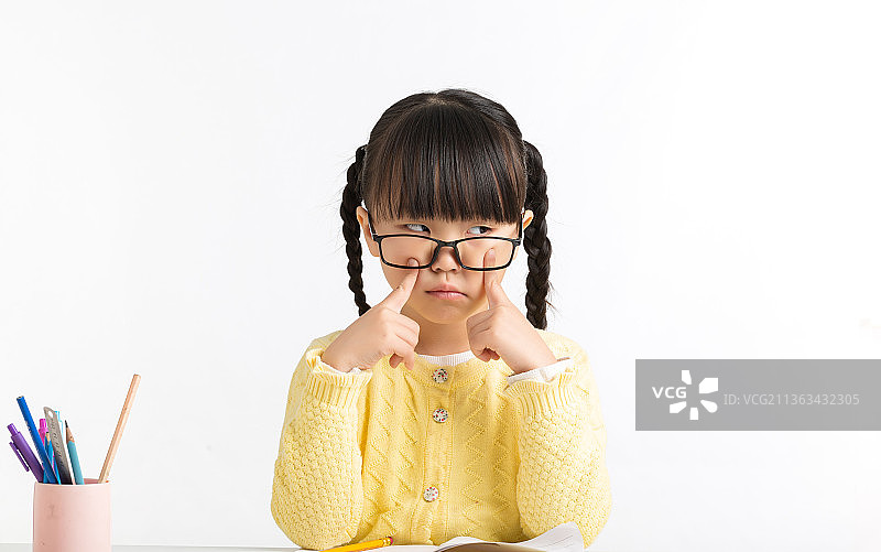 坐在书桌前写作业的小学生图片素材