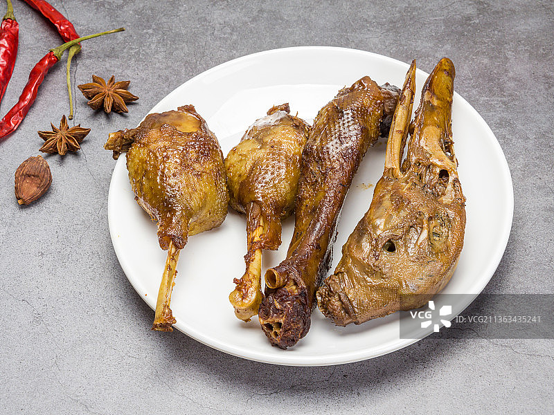 卤鸭头鸭脖鸭掌熟食卤味拼盘图片素材