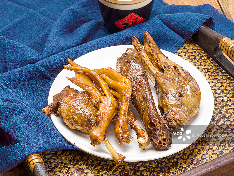 卤鸭头鸭脖鸭掌熟食卤味拼盘图片素材