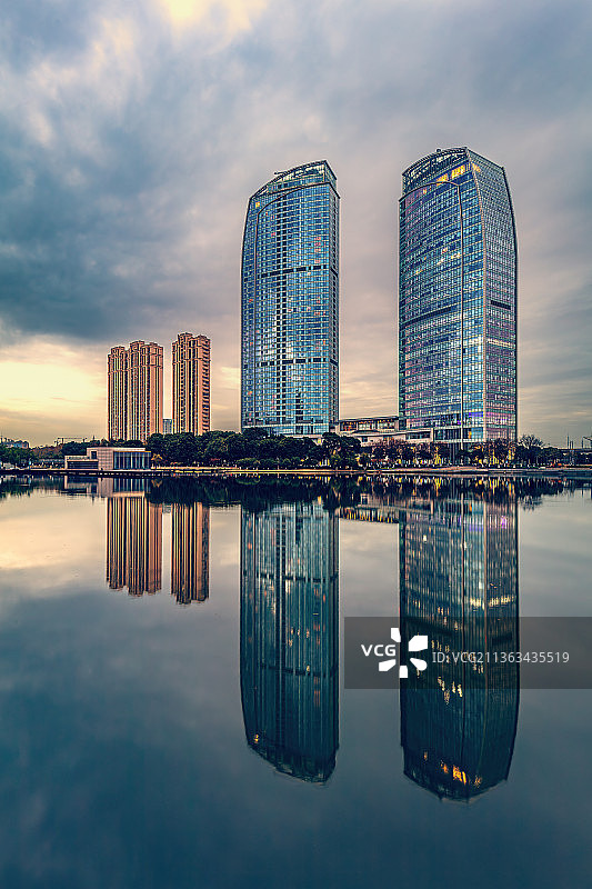 昆山市花桥镇建滔广场晚霞梦幻美景图片素材