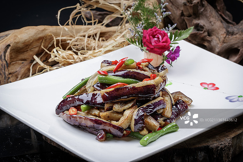 传统菜地三鲜装在方形瓷盘中图片素材