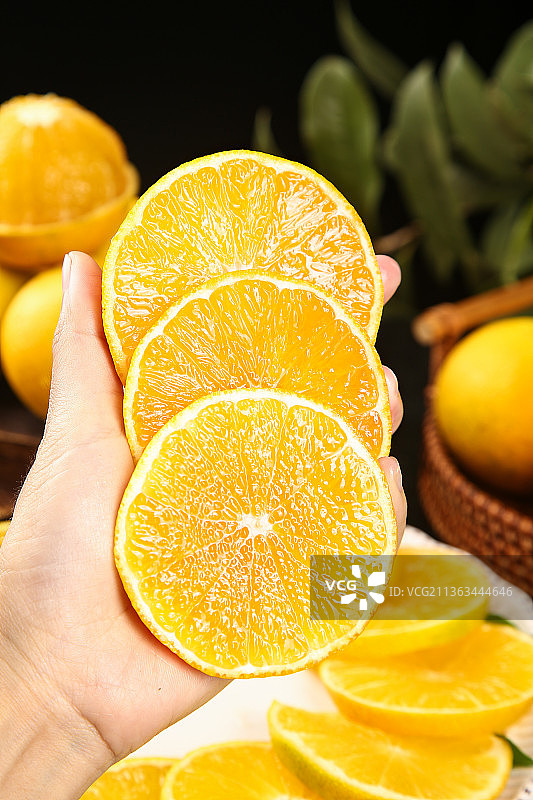 手里拿着爱媛38号果肉图片素材