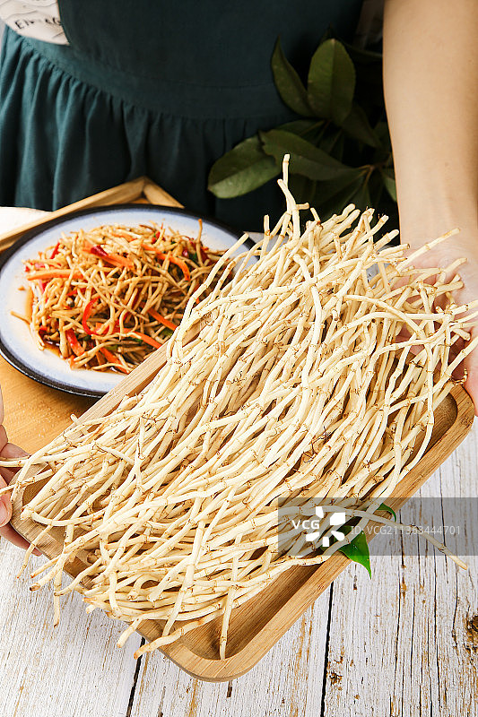 手里端着折耳根图片素材