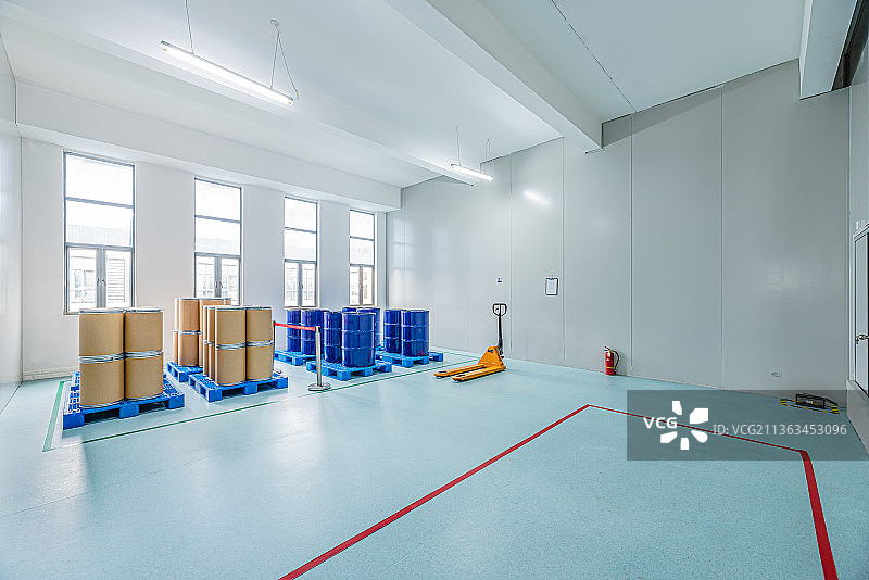 小仓库物流中转房间手推车板车图片素材