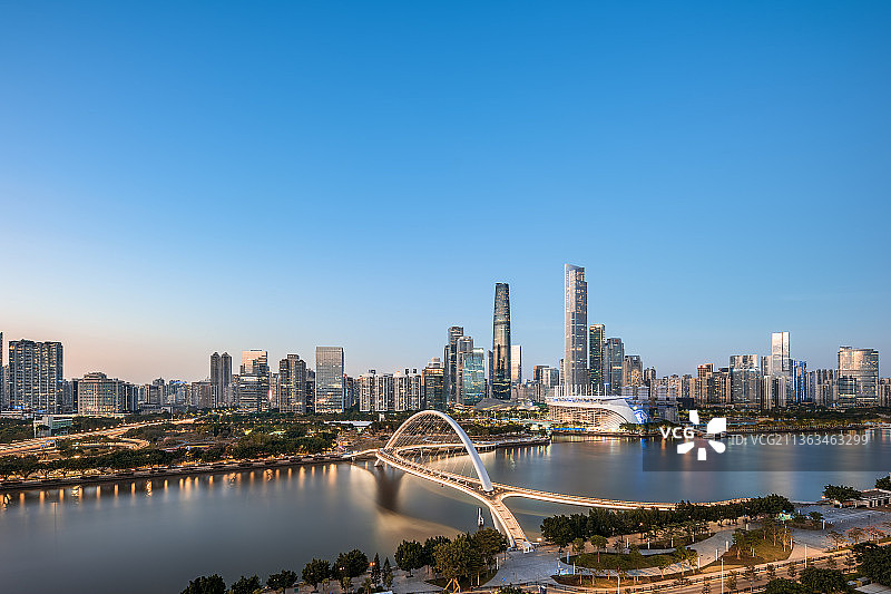 广州海心桥与珠江新城的蓝调夜景图片素材