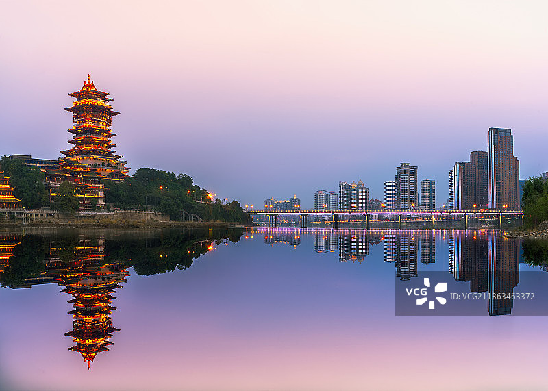 四川省绵阳市涪江畔的越王楼和现代建筑夜景在江里的倒影图片素材