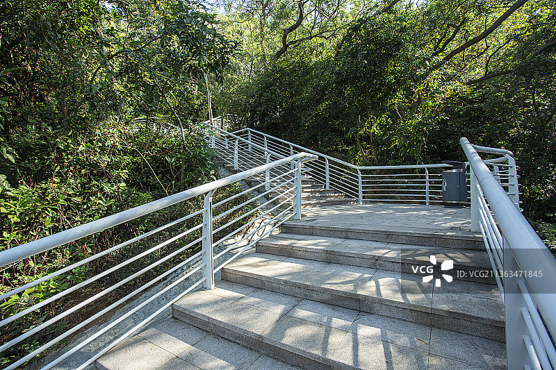 深圳盐田背仔角海滨栈道白色阶梯路图片素材