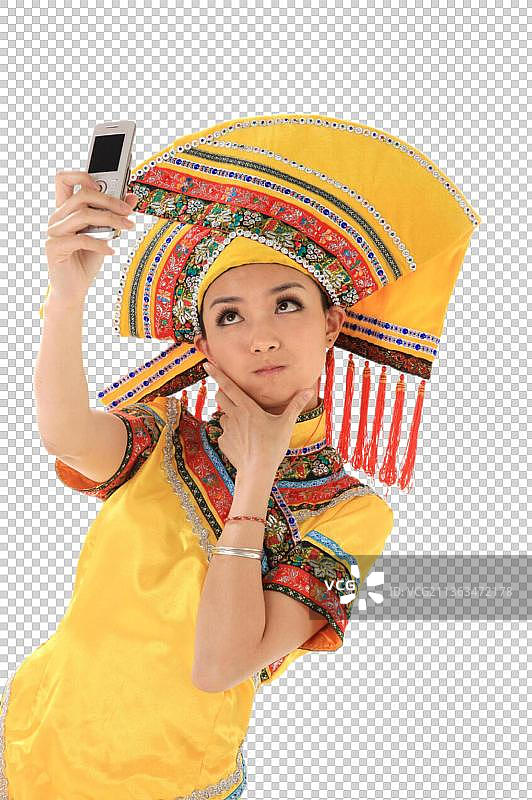 中国少数民族壮族女人用手机拍照图片素材