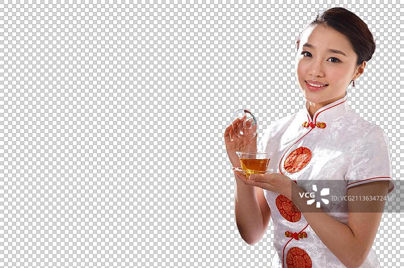 一个东方青年女人在茶园喝茶图片素材