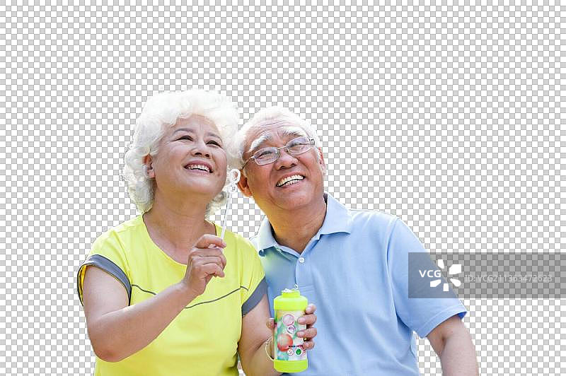 幸福的老年夫妇吹泡泡图片素材