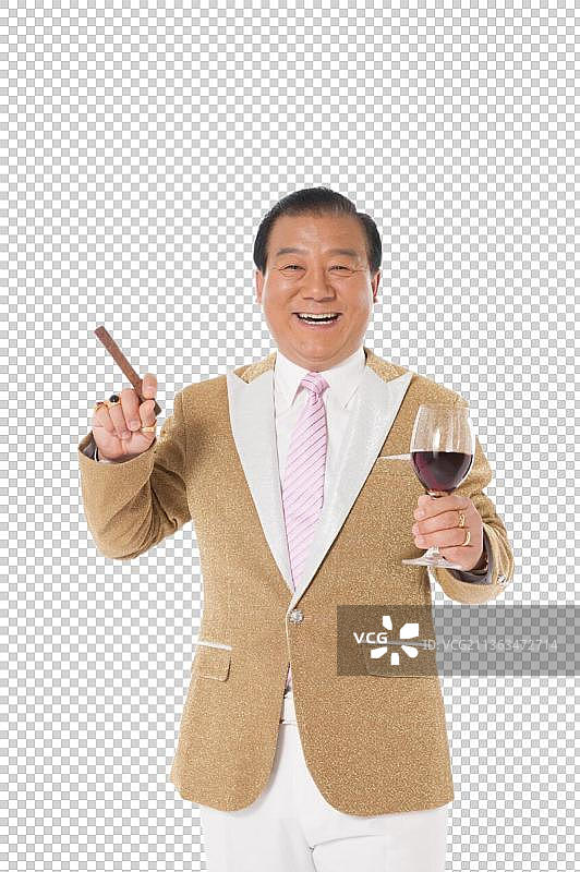 成功男人拿着红葡萄酒杯图片素材