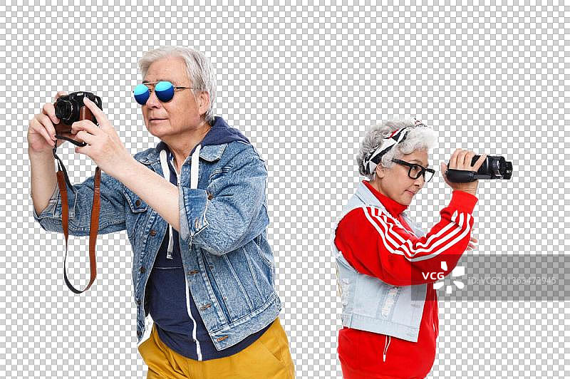 时尚的老年人拿着相机拍照图片素材