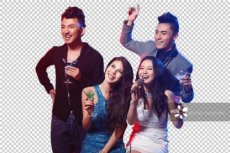 年轻人在酒吧喝酒唱歌图片素材