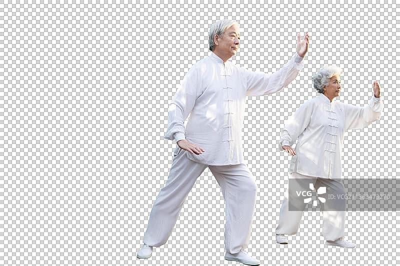 老年夫妇正在练太极拳图片素材