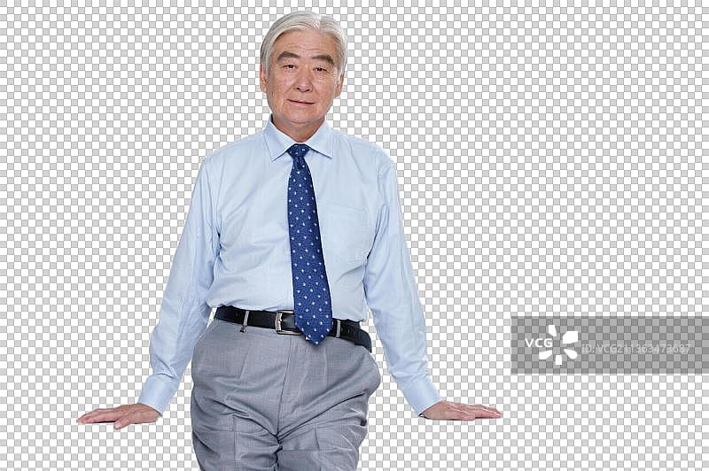 商务的老年男人斜靠在办公桌上图片素材