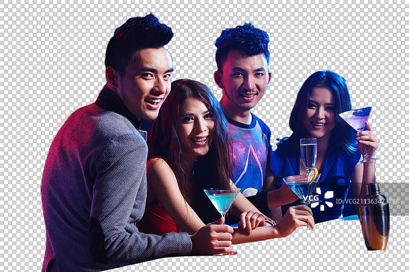 酒吧里喝酒的年轻人图片素材