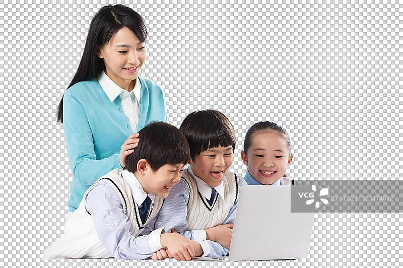 老师和小学生在教室里使用电脑图片素材