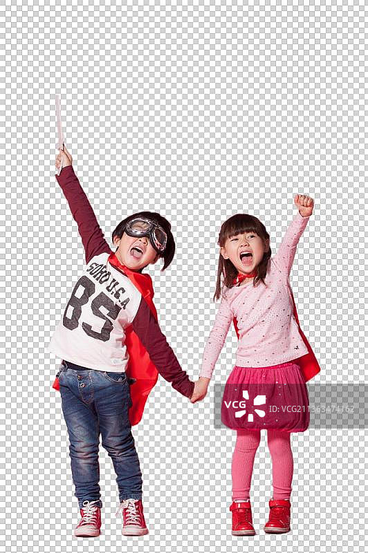 男孩和女孩在模仿超人起飞图片素材